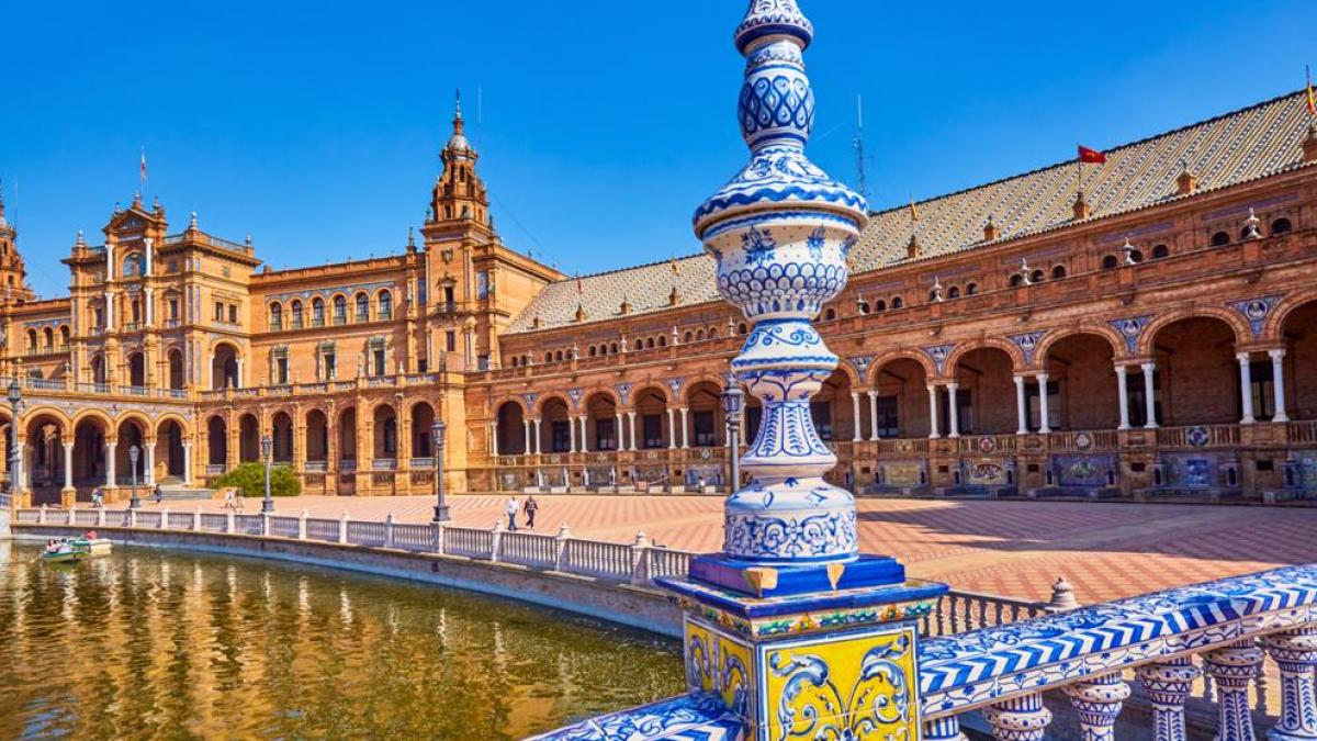Plaza de España de Sevilla: historia, bancos de azulejos, barcas y guía 2026