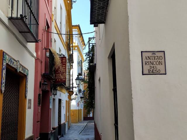 Barrio de Santa Cruz en Sevilla: historia, callejuelas, patios y leyendas